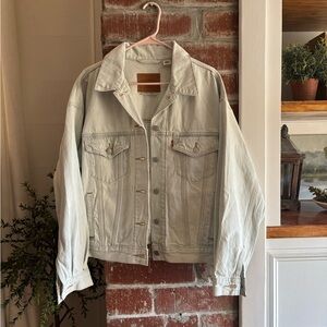 Light Wash Levi’s Trucker Jacket